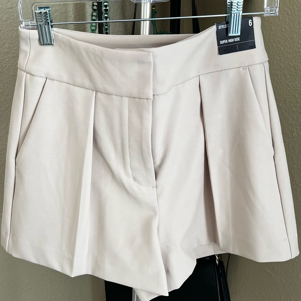 NEW!!! Stylist Super HIGHT WAISTED Classic Pleated Shorts.